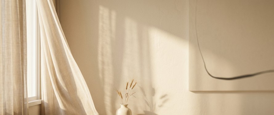 Luz do sol atravessando cortinas de linho — serenidade Le Berto