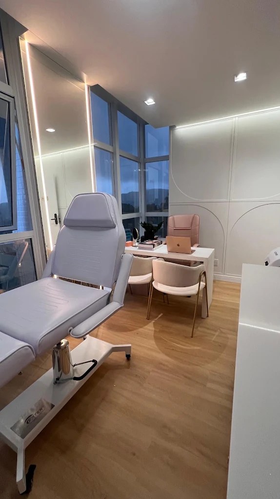 Sala de avaliação da Le Berto Clinique ao anoitecer