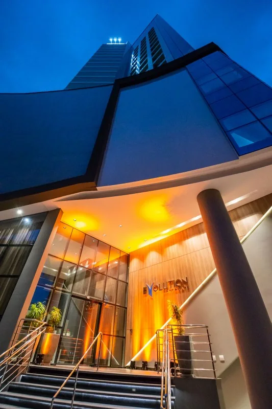 Entrada do Edifício Evolution Corporate, onde fica a Le Berto Clinique — Rua Miguel Matte, 687, Sala 1902, Balneário Camboriú/SC